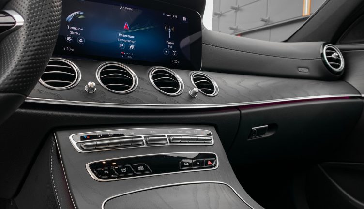 Mercedes-Benz E200 4MAT AMG