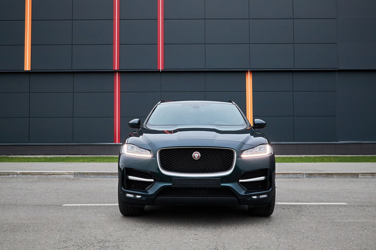 Аренда Jaguar F-Pace темно-зеленый в Екатеринбурге без водителя